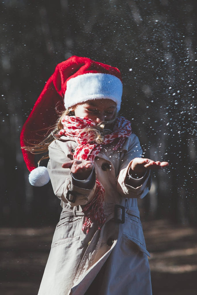 kleines Mädchen mit Weihnachtsmann-Hut - Foto, Bild