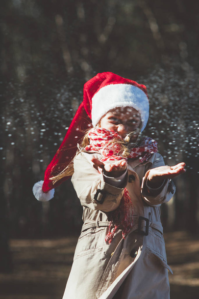 menina com chapéu de Papai Noel
 - Foto, Imagem