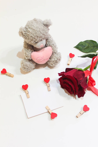 Na białym tle niedźwiedzia, róża i valentine karty w dniu Świętego Valentine - Zdjęcie, obraz