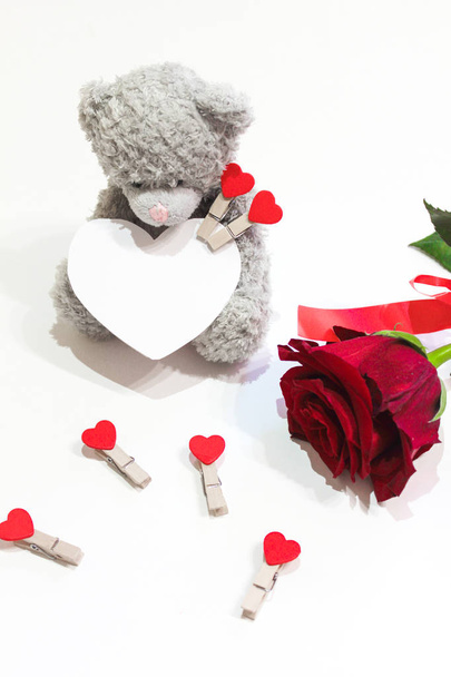  Niedźwiedź, valentine i rose na białym tle - Zdjęcie, obraz