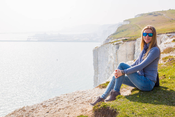 Girl sitting at the edge of the white cliff of Dover - Φωτογραφία, εικόνα