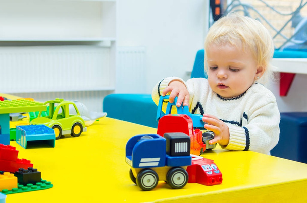 szőke kislány játék autók toy - Fotó, kép