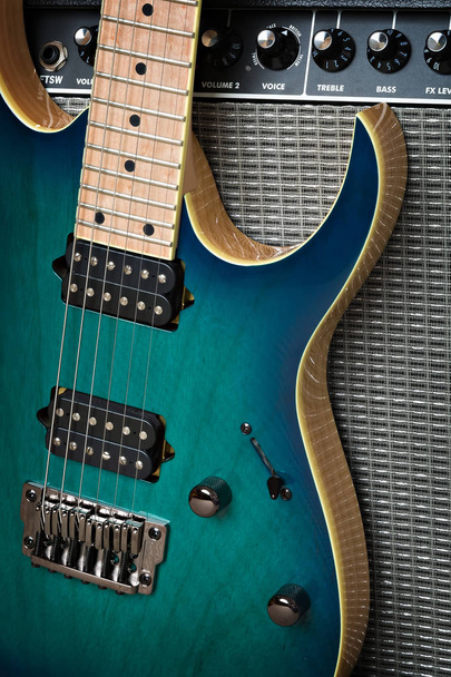 elektrische gitaar met versterker - Foto, afbeelding