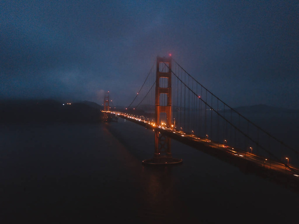 Impresionante vista del puente Golden Gate en San Francisco desde arriba con la isla de Alcatraz detrás
. - Foto, Imagen