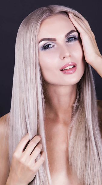 Roztomilý studené Blond dospělá žena  - Fotografie, Obrázek
