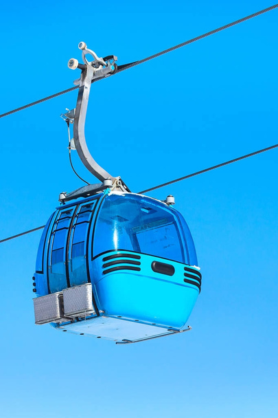 kabelbaan cabine en blauwe hemel - Foto, afbeelding