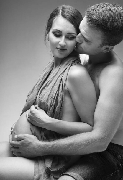 Young man and pregnant woman in studio - Фото, зображення