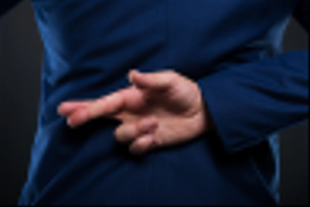 Lähikuva näkymä liikemies seisoo ristissä sormet
 - Valokuva, kuva