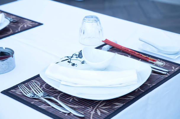 Mesa con vajilla en el restaurante chino
 - Foto, Imagen