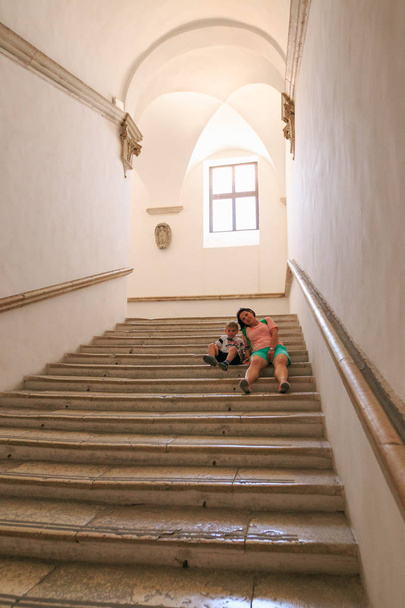 Urbino, Włochy - 9 sierpnia 2017: Zamek książąt Urbino. Turystów spacer wzdłuż marmurowe schody zamku. - Zdjęcie, obraz