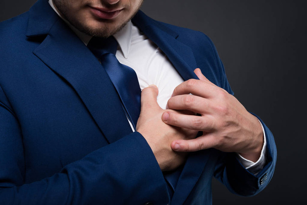 Бізнесмен має серцевий напад через стрес
  - Фото, зображення