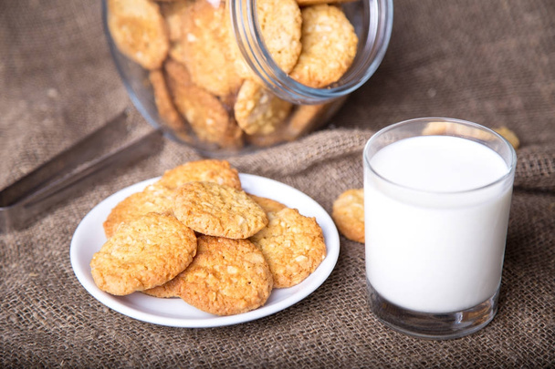 Glass of milk and cookies  - Valokuva, kuva