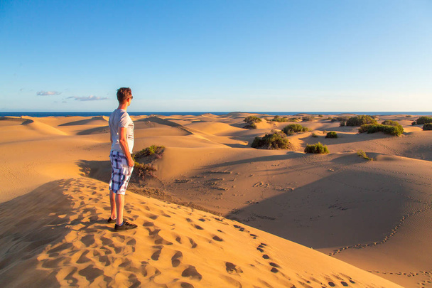 man standing in the middle of a desert  - Fotoğraf, Görsel