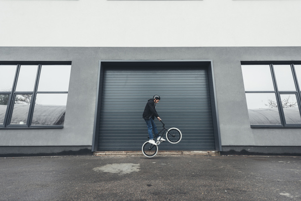 BMX ποδηλάτης στον δρόμο - Φωτογραφία, εικόνα