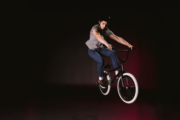 BMX велосипедист виконує трюк
 - Фото, зображення