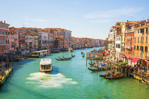 wunderschöner blick auf traditionelle gondeln auf dem berühmten canal grande in venedig, italien - Foto, Bild