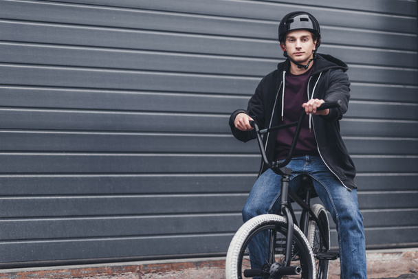 young bmx cyclist - Foto, afbeelding