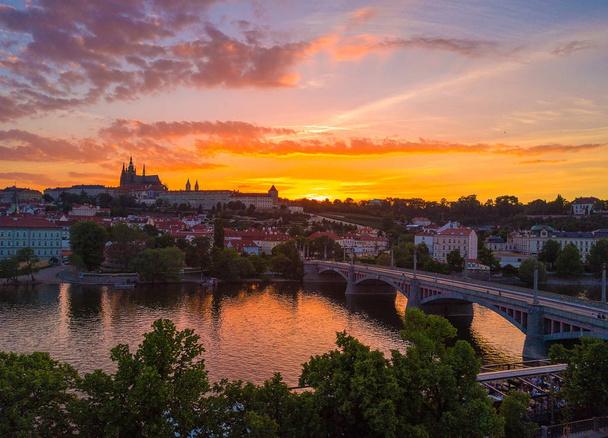 Prágai vár és a Szent Vitus székesegyház, Csehország. Prágai panoráma légi. - Fotó, kép
