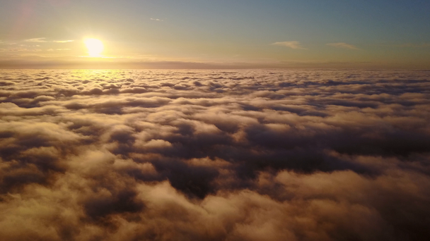 Stijgen door de wolken in de lucht en de zonsondergang. Vliegen boven de wolken tijdens zonsondergang - Video