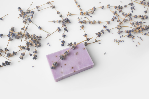 handgemaakte zeep met lavendel bloemen - Foto, afbeelding