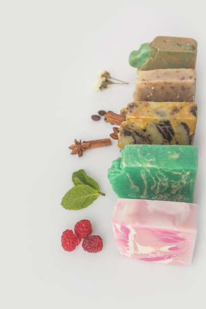 zelfgemaakte zeep met verschillende ingrediënten - Foto, afbeelding