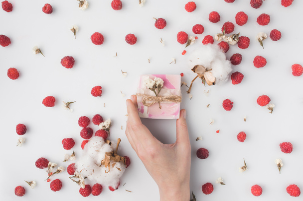 vrouw met handgemaakte berry zeep - Foto, afbeelding
