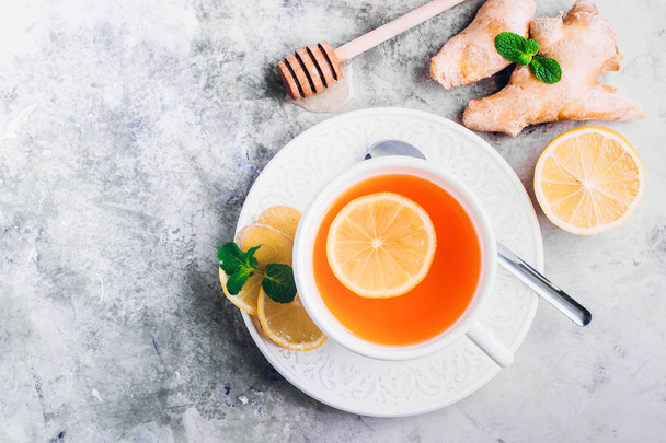 Taza blanca de té de jengibre
  - Foto, imagen