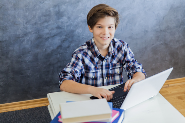 Dospívající chlapec, pracovat na notebooku doma - Fotografie, Obrázek