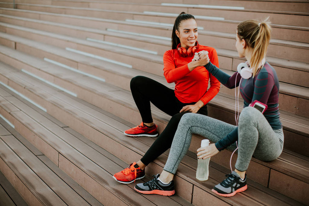 Két fiatal nő pihenő után futás - Fotó, kép