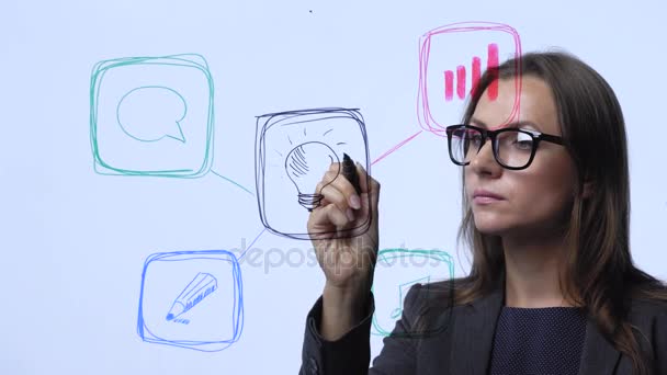 Vrouw trekt diverse groei grafieken, berekening van kansen op succes in een moderne glas-kantoor - Video
