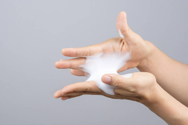 Жест женской руки, моющей руки с мылом на белом фоне
 - Фото, изображение