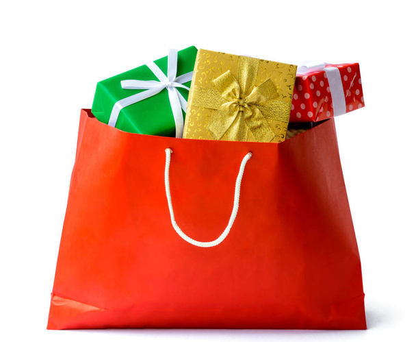 Geschenkdozen in rode zak isoleren - Foto, afbeelding