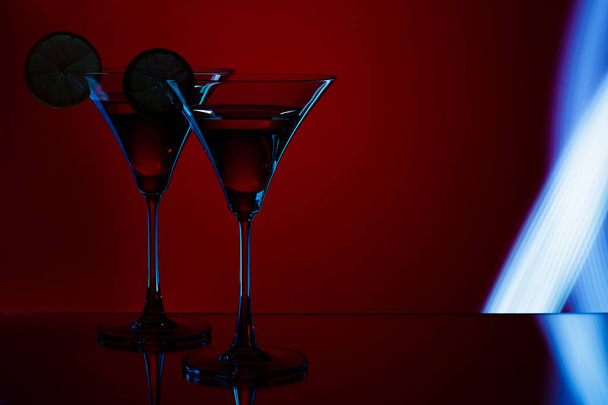 silhouette of  glasses in  nightclub - Zdjęcie, obraz
