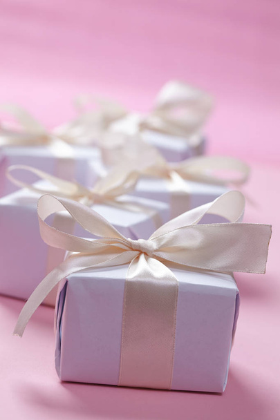 ряд белых подарков на День Святого Валентина
 - Фото, изображение