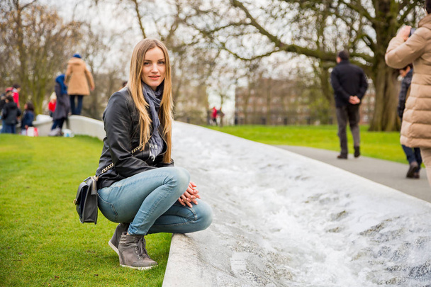 Beautiful girl sitting in the Hyde park near princess Diana memorial - Foto, Imagem
