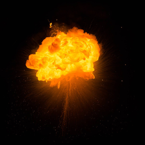 яркая вспышка взрыва на черном фоне. вспышка огня
 - Фото, изображение