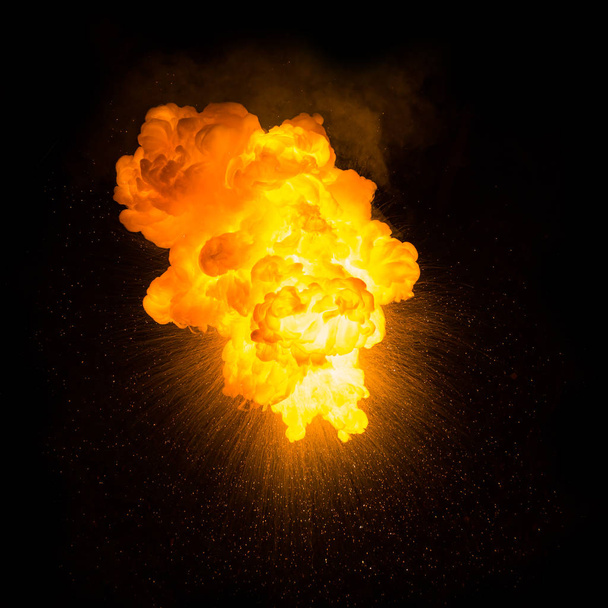 destello de explosión brillante en un fondo negro. explosión de fuego
 - Foto, imagen