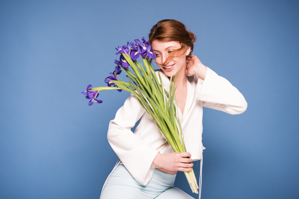 Iris çiçekli güzel kadın - Fotoğraf, Görsel