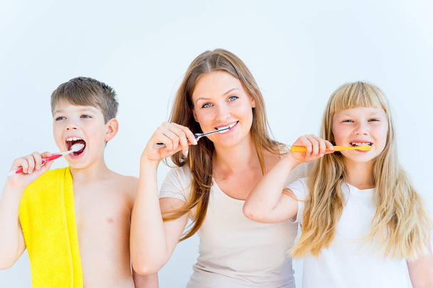 Family brushing teeth - Φωτογραφία, εικόνα
