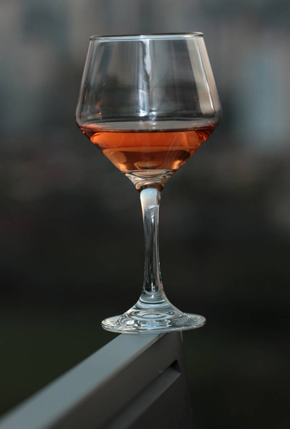 Стакан розового вина поверх компьютера
 - Фото, изображение