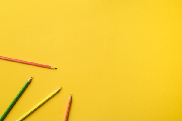 Quatre crayons de couleur
 - Photo, image