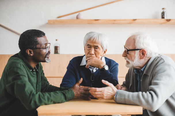 uomini anziani che hanno conversazione
 - Foto, immagini