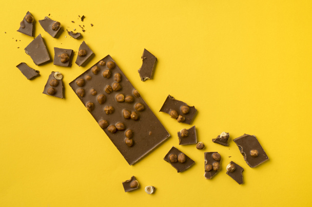 Шоколад с разбросанными кусочками
  - Фото, изображение