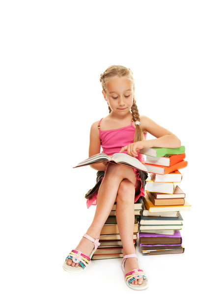 Pieni koulutyttö lukemassa kirjaa
 - Valokuva, kuva