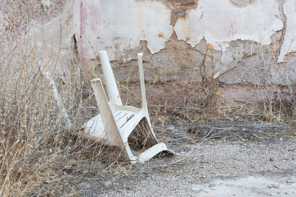 Verlaten huis in Griekenland - verlaten plastic stoel - Foto, afbeelding