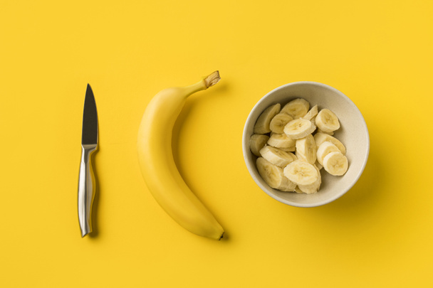 Assiette avec bananes coupées et couteau
 - Photo, image