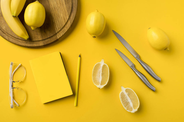 лимони з ножами і блокнотом з олівцем
 - Фото, зображення