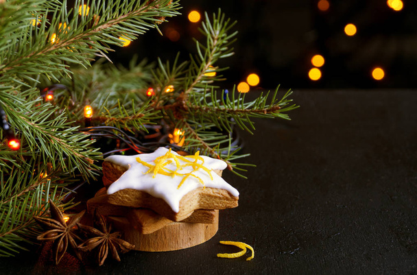 Weihnachtskarte, Weihnachtsbaum mit Lichtern und Lebkuchen. - Foto, Bild