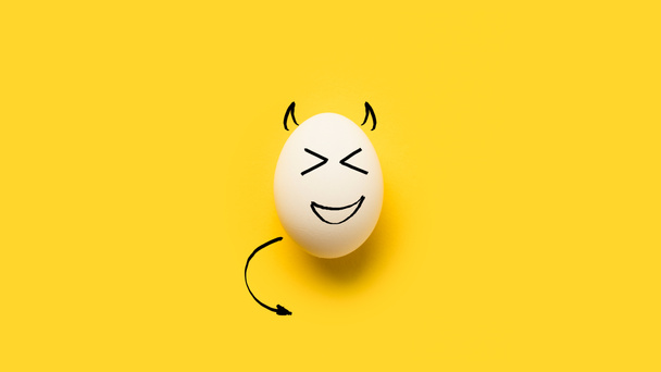 huevo pintado con diablo
 - Foto, Imagen