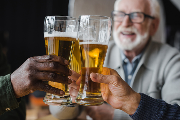 friends clinking glasses of beer - Fotografie, Obrázek